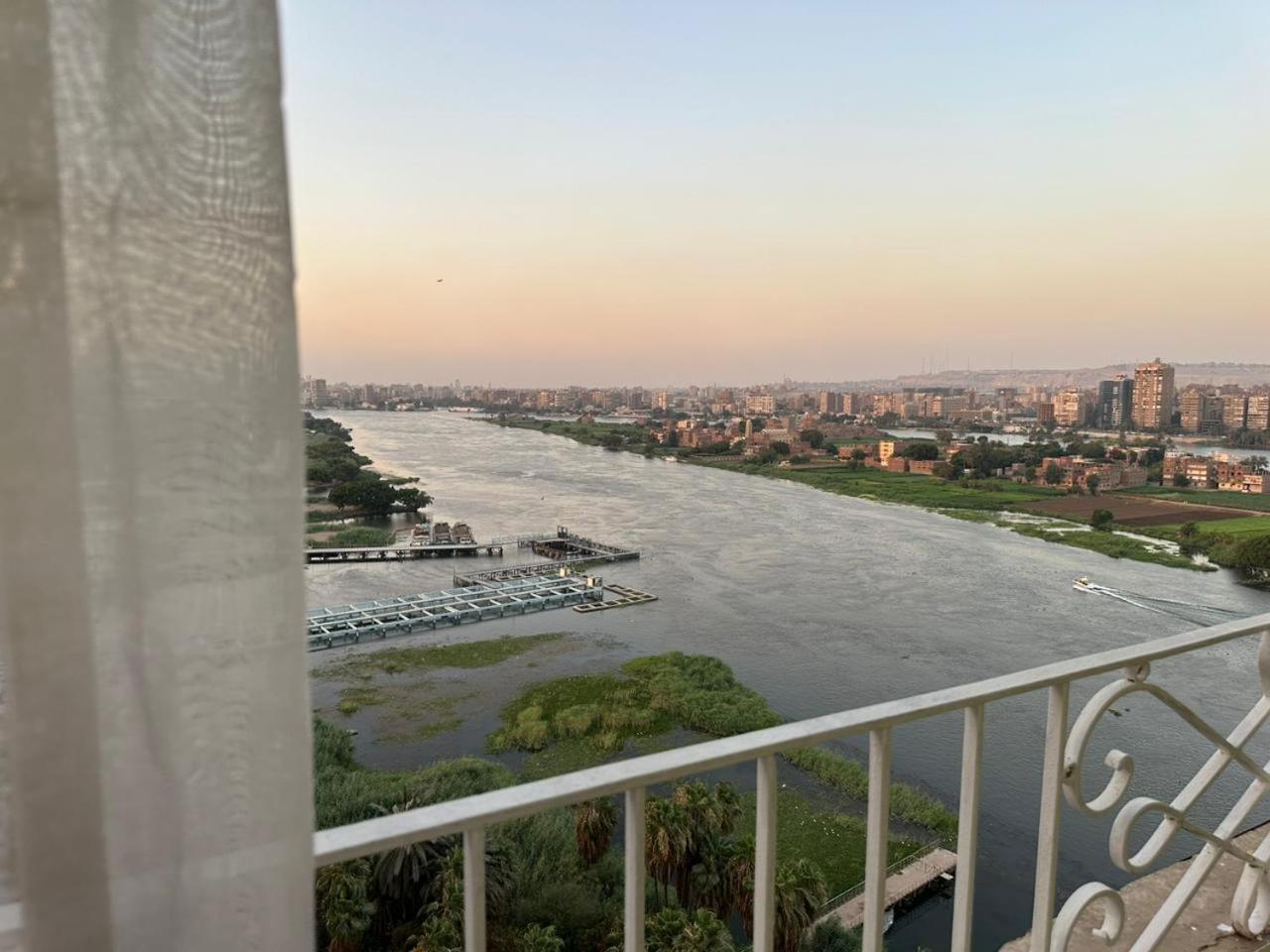 شقه فندقيه بأفضل فيو علي النيل مباشرة Apartment *